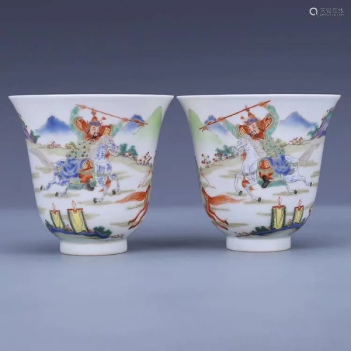 A PAIR OF CHINESE FAMILLE ROSE PORCELAIN CU…