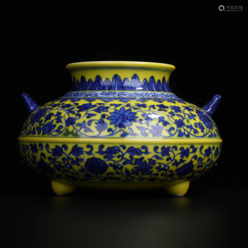 A CHINESE BLUE & WHITE FLORAL PORCELAIN D…