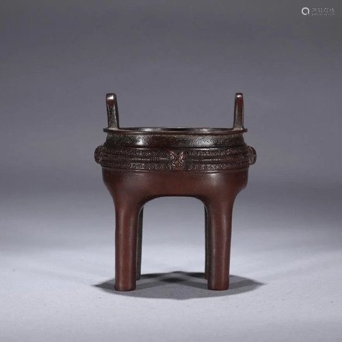 A CHINESE THREE-LEGGED COPPER VESSEL