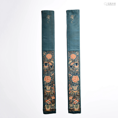 A PAIR OF CHINESE VINTAGE EMBROIDERIES