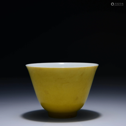 A CHINESE YELLOW GLAZED PORCELAIN CUP