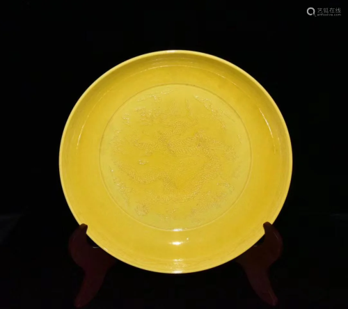 A CHINESE YELLOW GLAZED PORCELAIN PLATE