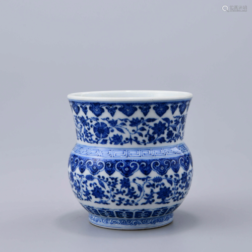 A CHINESE BLUE & WHITE PORCELAIN VESSEL