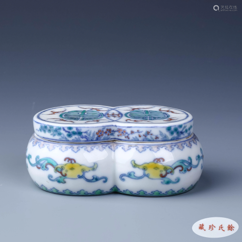 A CHINESE DOUCAI PORCELAIN BOX WITH COVER