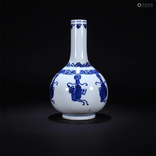 A CHINESE BLUE & WHITE FLORAL PORCELAIN