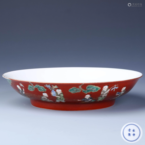 A CHINESE RED PAINTED PORCELAIN PLATE