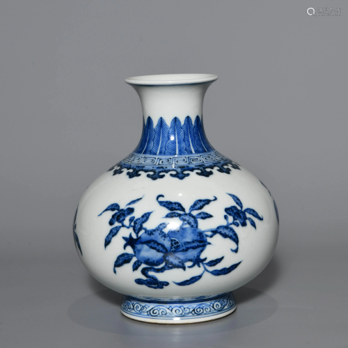 A CHINESE BLUE & WHITE PORCELAIN ZUN