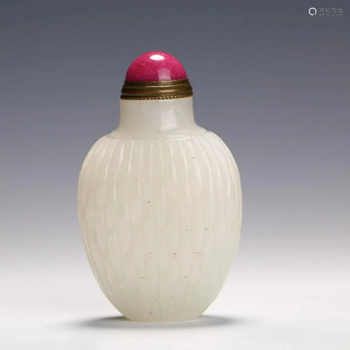 A CHINESE HETIAN JADE CARVED SNUFF BOTTLE