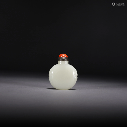 A CHINESE WHITE HETIAN JADE SNUFF BOTTLE