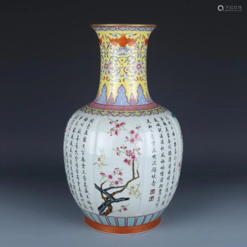 A CHINESE GILT FAMILLE ROSE PORCELAIN VASE WITH A