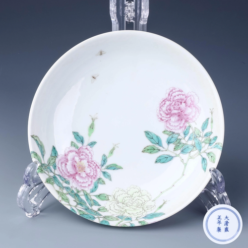 A CHINESE FAMILLE ROSE FLORAL PORCELAIN PLATE