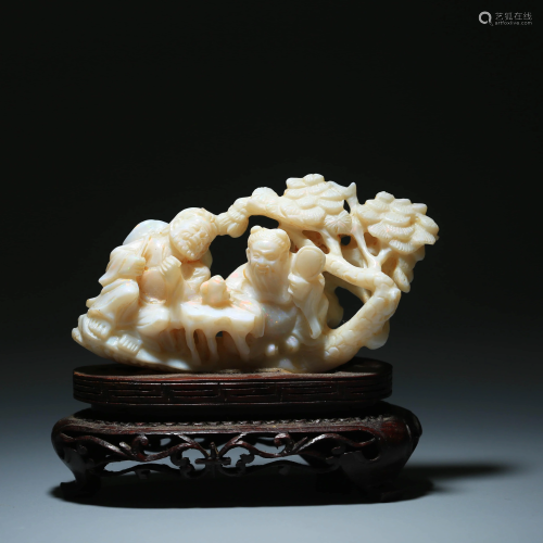 A CHINESE FINELY CARVED ORNAMENT