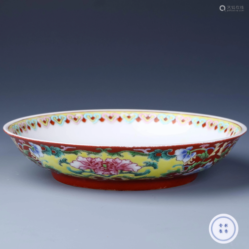 A CHINESE RED GLAZED FLORAL PORCELAIN PLATE