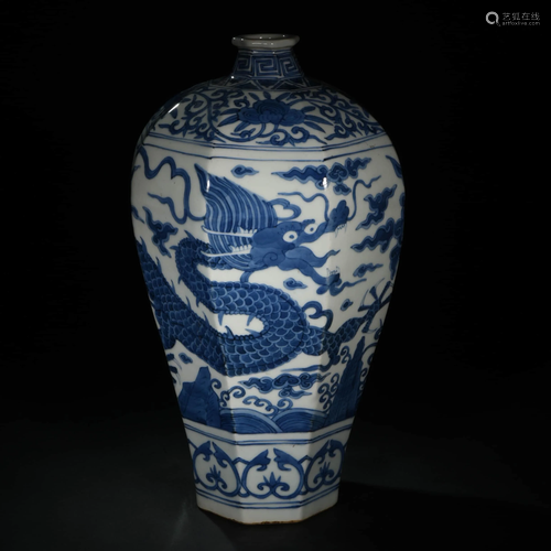 A CHINESE BLUE & WHITE PORCELAIN VASE