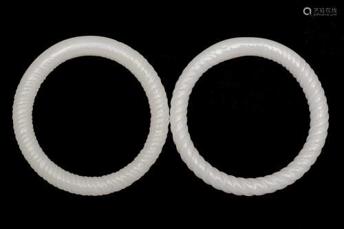 Pair of Chinese Peking Glass bangles, 18-19th Century