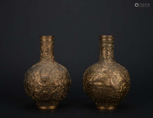 Qing dynasty gilt bronze bottle with dragon and phoenix pattern