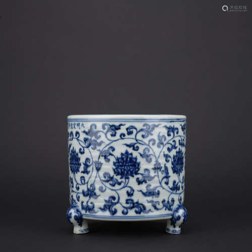 Ming dynasty blue and white tripod furnace with flowers pattern