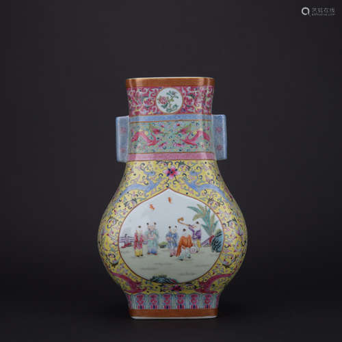 Qing dynasty famille rose bottle with figure pattern