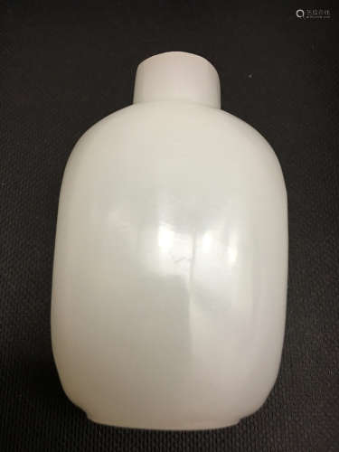 白料器烟壶
White Jade Snuff Bottle