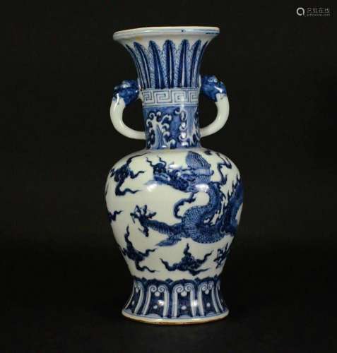 宣德款青花龙纹瓶
Xuan De Mark Blue and White Dragon Pattern Vase
