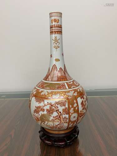 大清康熙年制款巩红描金松鹿纹长颈瓶，全品。
Qing Dynasty Red Guilded Pine and Deer Long Neck Vase