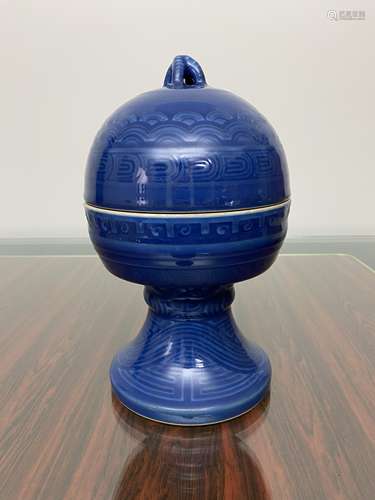 清代大清嘉庆年制蓝釉暗刻海浪纹盖尊
Qing Dynasty Blue Glaze Engraved