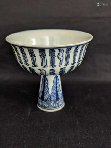 高脚寿字杯，晚清
Blue and White Longevity Theme Goblet, Late Qing Dynasty