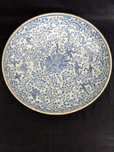 青花缠枝纹大盘，明代
Blue and White Lotus Twine Pattern Plate, EST. Ming Dynasty