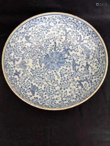 青花缠枝纹大盘，明代
Blue and White Lotus Twine Pattern Plate, EST. Ming Dynasty