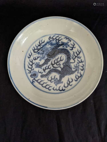 青花龙纹小盘，大清乾隆年制款
Qing Dynasty Dragon Pattern Plate, Da Qing Qian Long Nian Zhi Mark