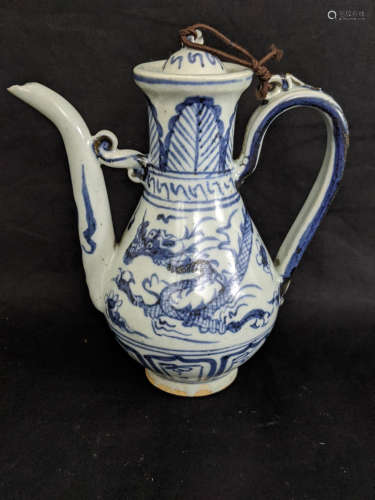 青花龙纹壶，元末明初
Blue and White Dragon Pattern Pot, EST. Ming Dynasty