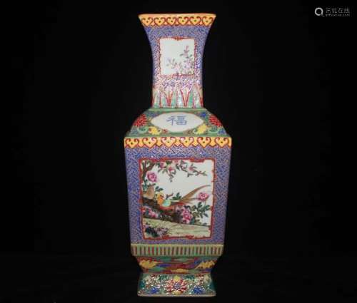 粉彩开窗花鸟四方瓶，乾隆年制款
Famille Rose Window Flower and Bird Square Vase, Qian Long Nian Zhi Mark