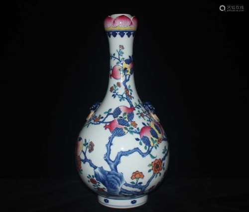 青花粉彩莲花口石榴蒜头瓶，大清雍正年制款
Blue and White Famille Rose Lotus Mouth Pomegranate Garlic-Head Vase, Da Qing Yong Zheng Nian Zhi Mark