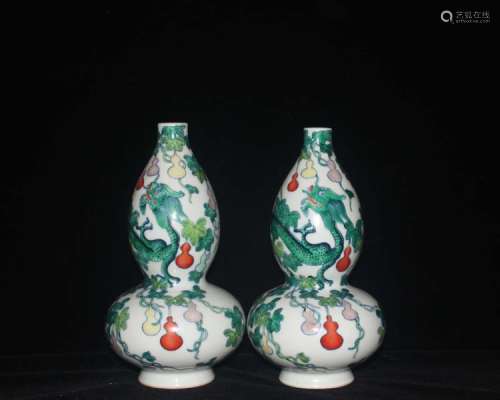 斗彩葫芦纹葫芦瓶一对，大清雍正年制款
Clashing Color Gourd Pattern Vase, Da Qing Yong Zheng Nian Zhi Mark