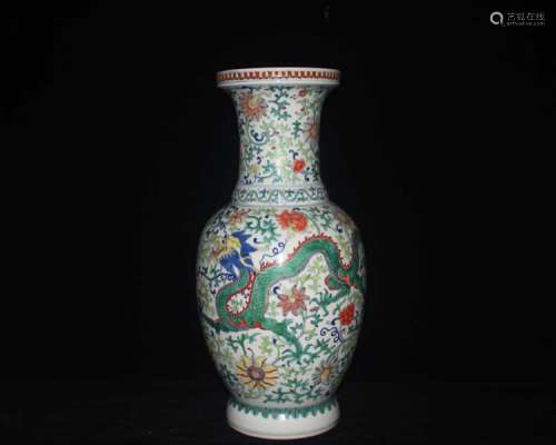 斗彩缠枝龙凤赏瓶，大清乾隆年制款
Clashing Color Twine and Dragon Phoenix Pattern Vase, Da Qing Qian Long Nian Zhi Mark