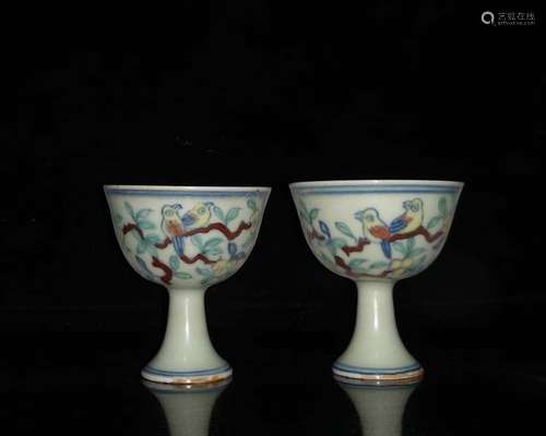 斗彩花鸟高足杯一对，大明成化年制款
Clashing Color Flower and Bird Twain Goblets, Da Ming Cheng Hua Nian Zhi Mark