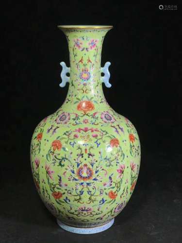 粉彩绿地宝相花双耳瓶，大清嘉庆年制款
Qing Dynasty, Jiaqing Period pastel amphora pottery vase with flowers