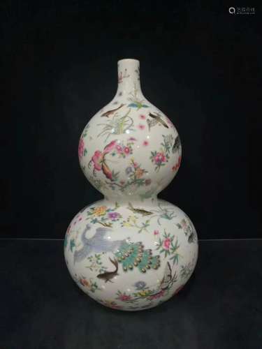 粉彩花鸟葫芦瓶，大清雍正年制款
Yongzheng period of the Qing Dynasty, famille rose lowers and birds in traditional Chinese style on a gourd bottle