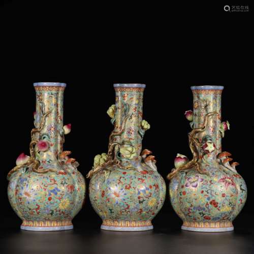 绿釉粉彩缠枝灵芝寿桃瓶，乾隆年制款
Green Glaze Famille Rose Twine Pattern Ganoderma Peach Vase, Qian Long Nian Zhi Mark