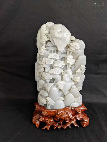 楼台庭阁松柏青玉雕
Pine and Cypress Greenish Jade Sculpture with a Wood Stand