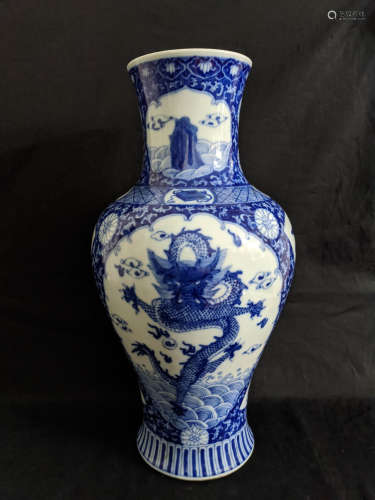 龙纹青花敞口瓶，大清雍正年制款
Qing Dynasty Yong Zheng Mark Blue and White Dragon Pattern Wide-mouth Vase