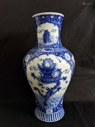 龙纹青花敞口瓶，大清雍正年制款
Qing Dynasty Yong Zheng Mark Blue and White Dragon Pattern Wide-mouth Vase