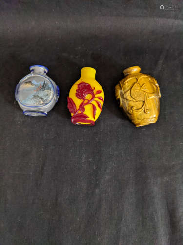 料款鼻烟壶（3个）
Snuff Bottles (a set of three)