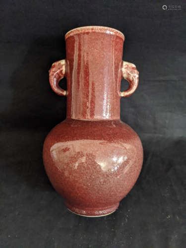 釉里红双耳直颈瓶
Red Underglaze Straight Neck Vase with Double Handles