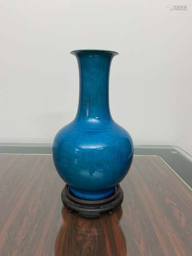 清中期蓝釉长颈瓶
Mid Qing Dynasty Blue Glaze Long Neck Vase