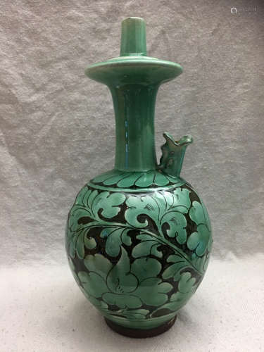 磁州窑绿釉刻花净瓶
Cizhou Kiln Green Glaze Engraved Net Vase