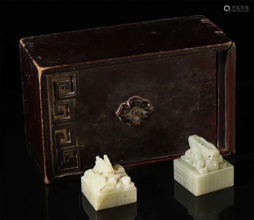 A PAIR OF CHINESE JADE CARVED BEAST SQUARE SEAL