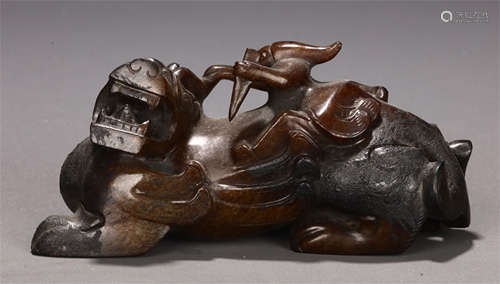 CHINESE HETIAN JADE CARVED RECUMBENT BEAST TABLE ITEM