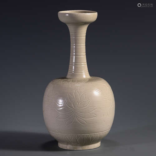 CHINESE PORCELAIN WHITE GLAZED INCISED VASE