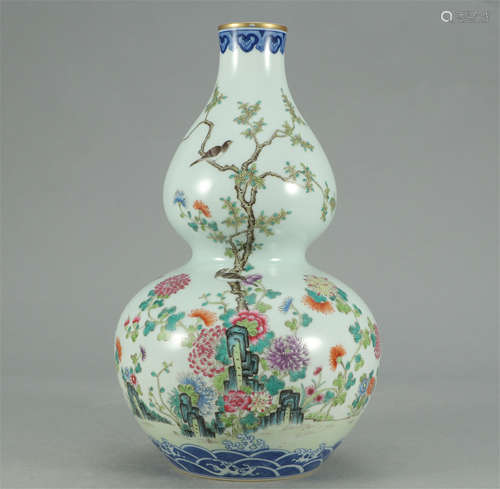 CHINESE BLUE AND WHITE FAMILLE ROSE FLOWERS GOURD VASE